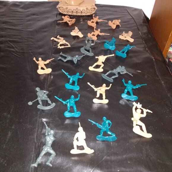 Tiny Army Men and Tank - Picture 2 of 8